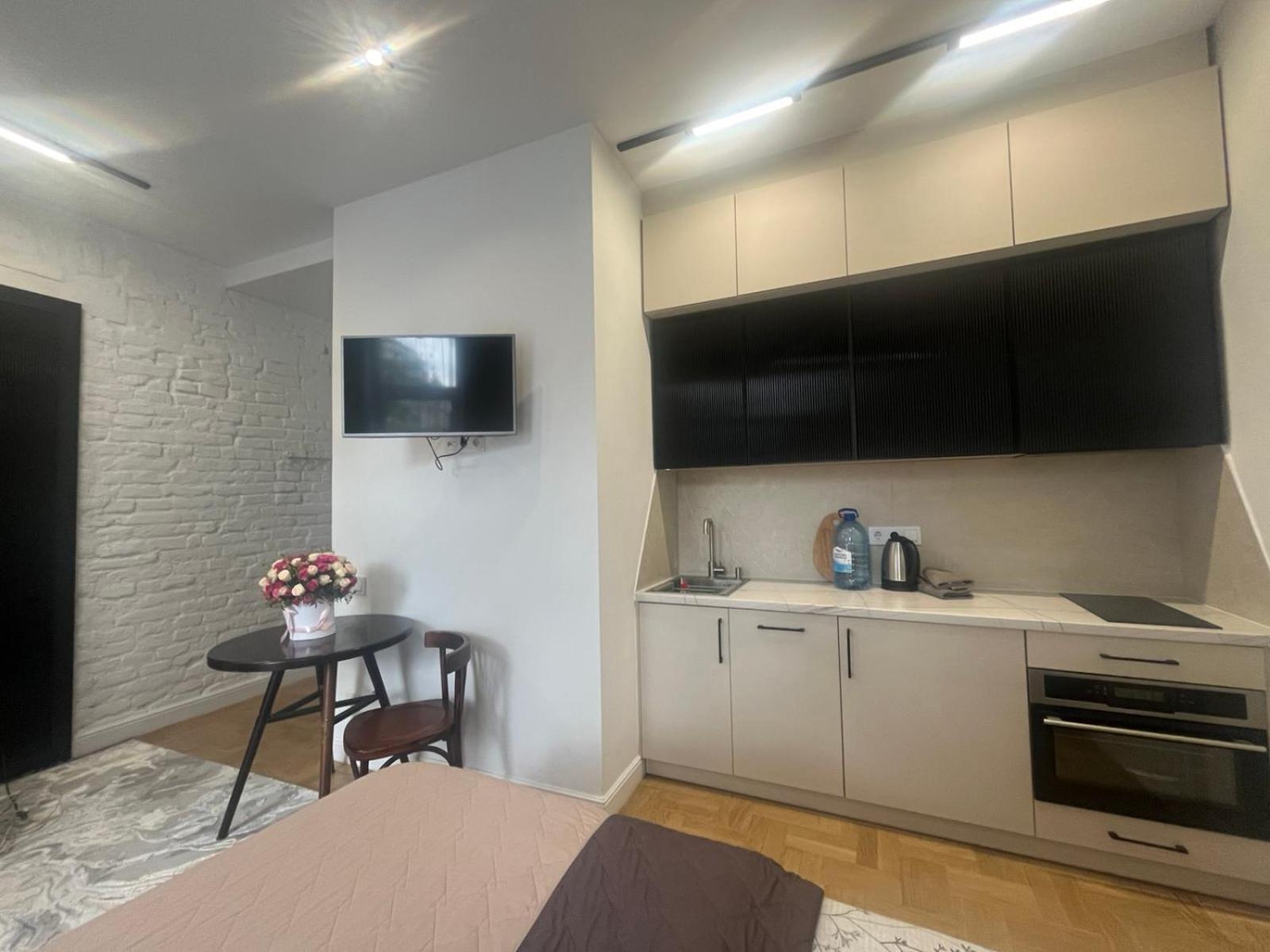 Favorit Apartments 1 Кім Безкоштовна Парковка Центр З Балконом Не Далеко Від Ж Д Вокзалу Звітні Документи Leópolis Exterior foto